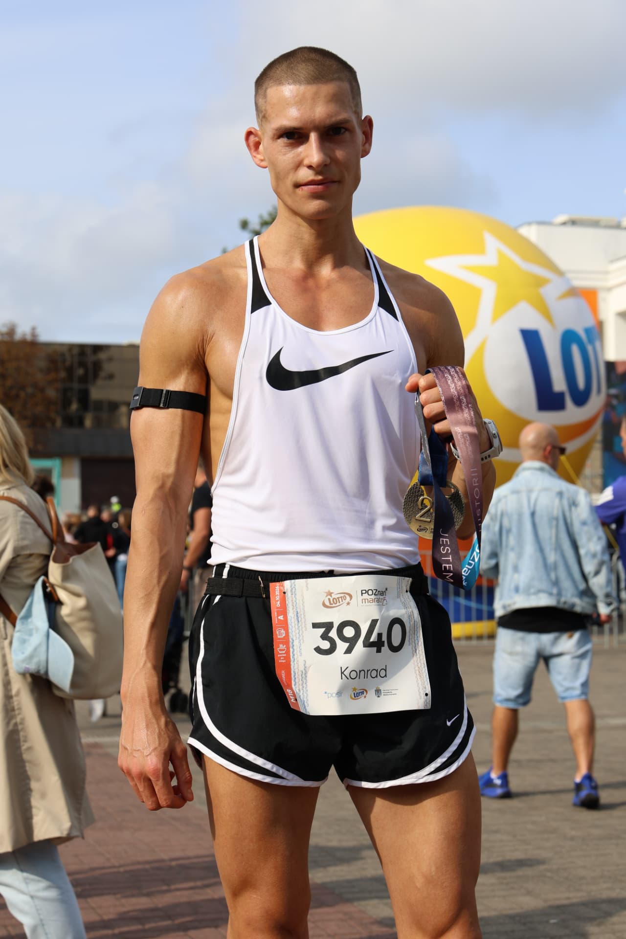 Konrad Kołaczyński z medalami po biegu